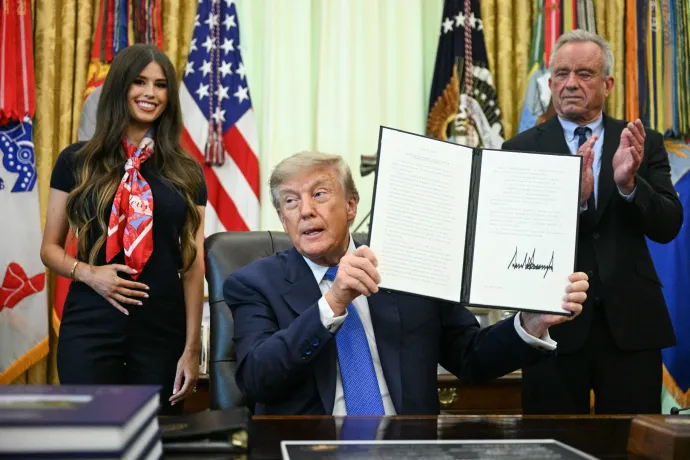 Aláírta Trump a rendeletet, amivel megnyirbálják a gyerekeknek javasolt oltások számát