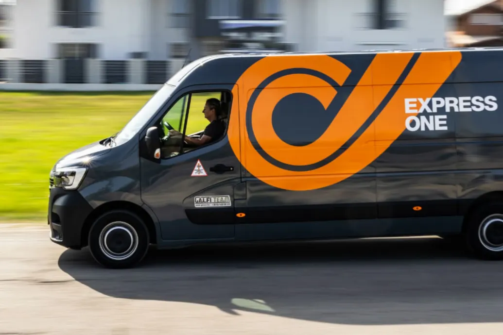 Késtek a csomagok az Express One-nál, a futárszolgálat szerint nem állt le a teljes rendszer
