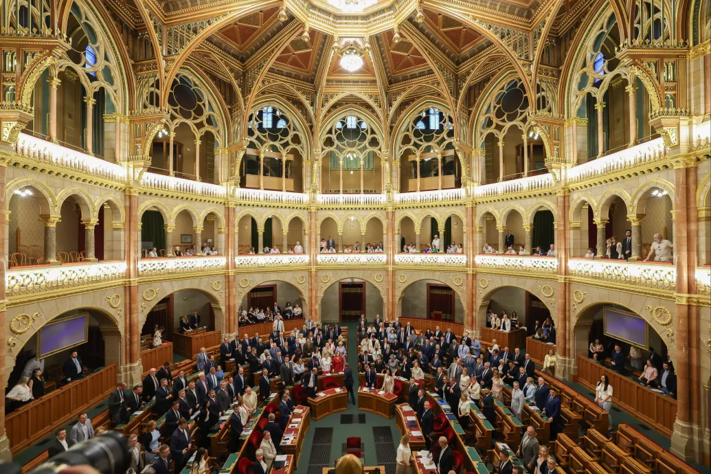 Egyperces néma megemlékezéssel kezdődött a parlament keddi ülése