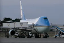 Egy reptéri ételszállító teherautóban csempészték ki Trumpot az elnöki gépről, amikor elhagyta az ankarai NATO-csúcsot
