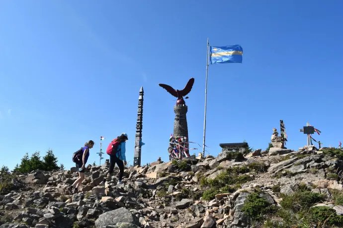 A Madarasi Hargita csúcsán lévő keresztek és kopjafák, amelyek megmaradása szintén vita tárgyát képezik – Fotók: Tőkés Hunor / Transtelex