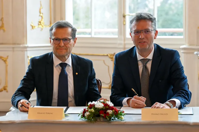 Krausz Ferenc Nobel-díjas fizikus, az Élvonal Alapítvány kuratóriumának elnöke és Hankó Balázs kultúráért és innovációért felelős miniszter a kormány és az alapítvány 25 éves stratégiai keretmegállapodásának, és 6 éves finanszírozási szerződésének aláírásán, a Gödöllői Királyi Kastélyban, 2026. február 20-án – Fotó: Máthé Zoltán / MTI