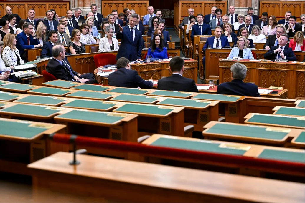 Amíg az országgyűlés az új köztársasági elnökről szavaz, a Fidesz frakciója Tatán koszorúz meg egy '56-os emlékművet