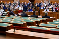 Amíg az Országgyűlés az új köztársasági elnökről szavaz, a Fidesz frakciója Tatán koszorúz meg egy '56-os emlékművet