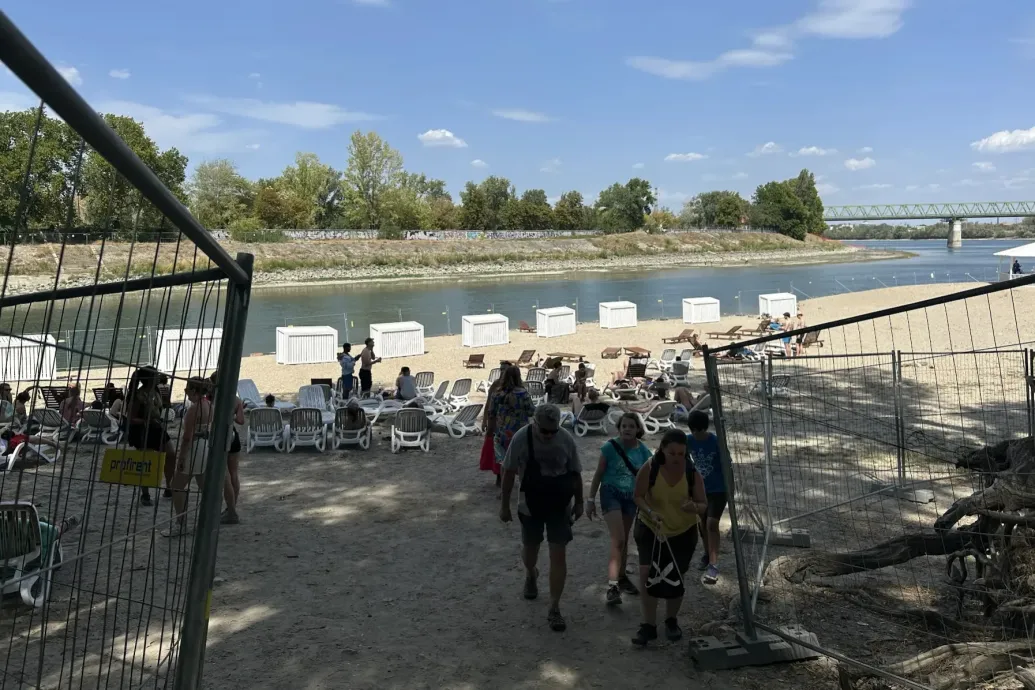 Az Óbudai Gázgyár rákkeltő anyagokkal szennyezett partszakaszával szemben alakították a Sziget strandját, de a fesztiválozók nem mehetnek bele a vízbe