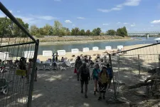 Az Óbudai Gázgyár rákkeltő anyagokkal szennyezett partszakaszával szemben alakították ki a Sziget strandját, de a fesztiválozók nem mehetnek bele a vízbe