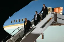 Legtöbbször filmekben lehet olyat látni, ahogy mindenkit átverve kicsempészték Trumpot