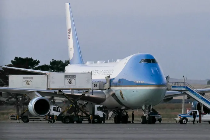 Ételszállító teherautó a régi Air Force One-ként használt Boeing mellett, indulás előtt az ankarai Esenboğa repülőtéren, 2026. július 8-án – Fotó: Saul Loeb / AFP