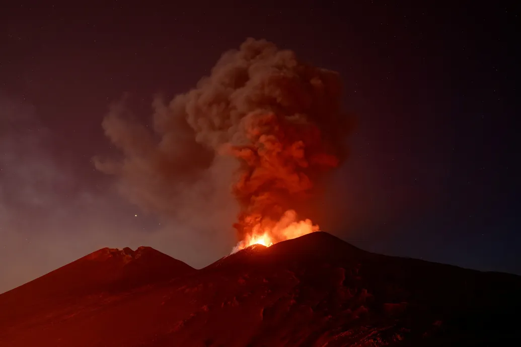 Megzavarta Szicília légi közlekedését az Etna kitörése, turisták ezrei rekedtek a szigeten
