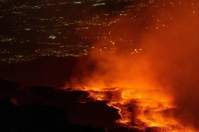 Megzavarta Szicília légi közlekedését az Etna kitörése, turisták ezrei rekedtek a szigeten