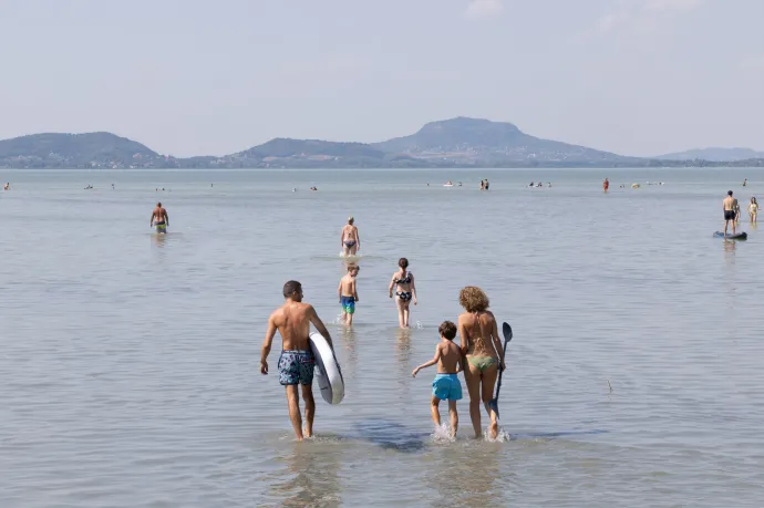 Alacsony vízállás a balatonfenyvesi strandon, 2026. augusztus 3-án – Fotó: Bődey János / Telex