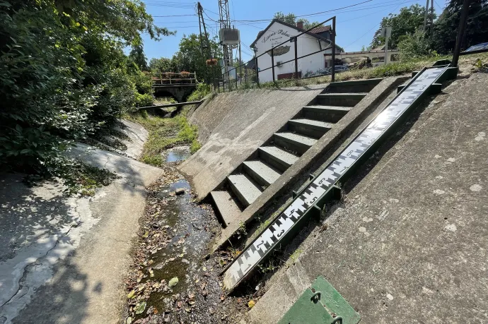 A Balatont tápláló kiszáradt Burnót-patak Ábrahámhegyen – Fotó: Ostyáni János / Telex