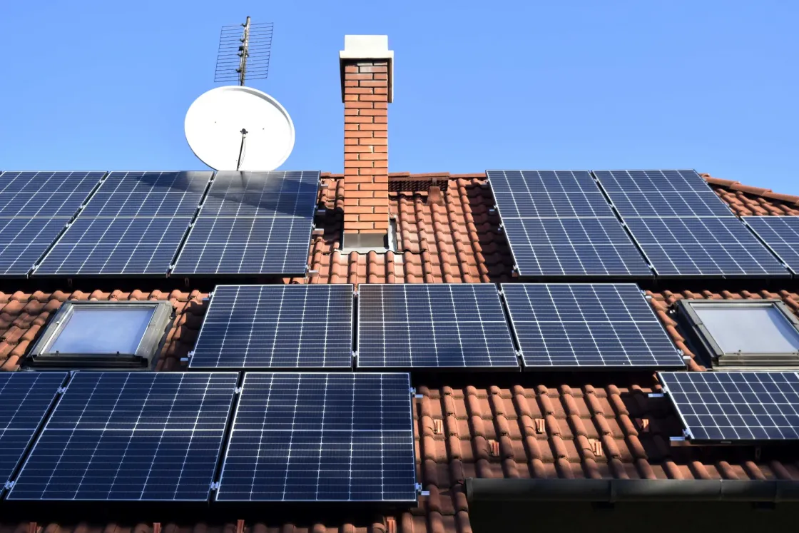 A magyar energiabiztonság kulcsa már a tetőkön van. Most jöhet a szél, geotermia és a tárolás