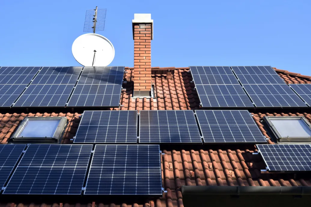 A magyar energiabiztonság kulcsa már a tetőkön van. Most jöhet a szél, geotermia és a tárolás