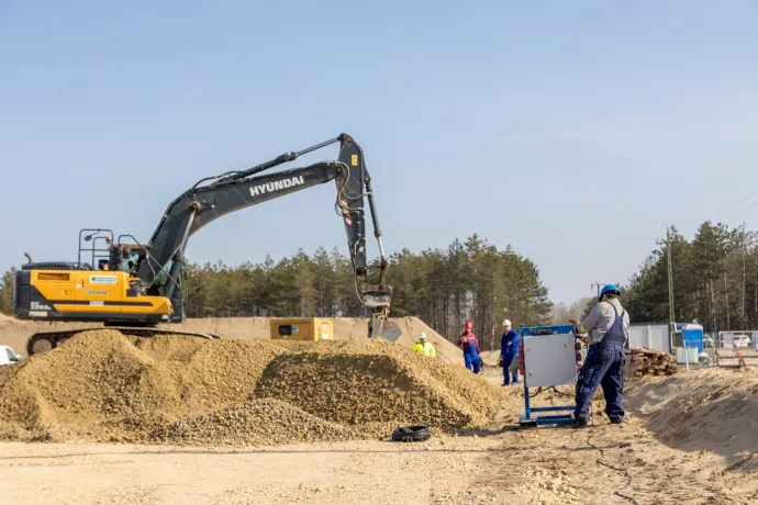 Magyarország első hibrid geotermikus rendszere kiépítésének helyszíne a projektindító napján, Zsana közelében, 2026. március 24-én – Fotó: Rosta Tibor / MTI