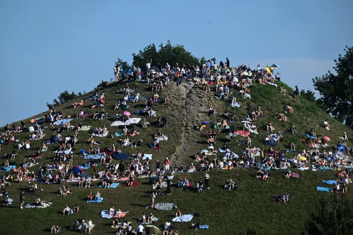 Érdeklődők figyelik a napfogyatkozást a müncheni OlympiaparkBan – Fotó: Felix Horhager / dpa / AFP