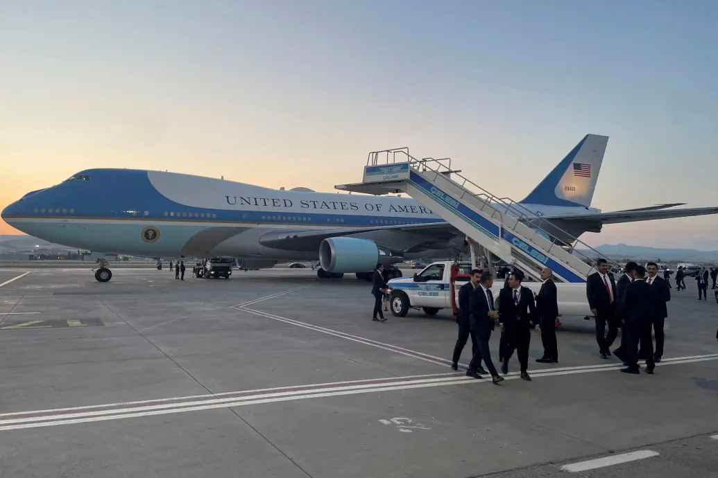 Trump két minisztere is a csaliként használt Air Force One-on maradt a törökországi NATO-csúcs után