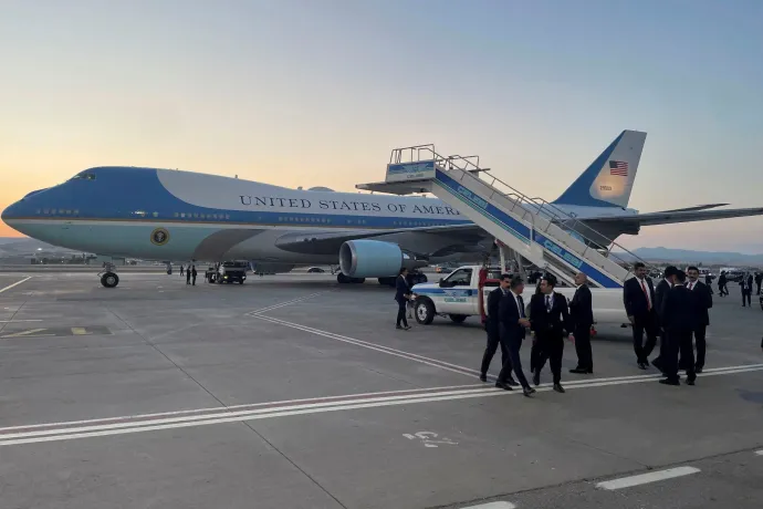 Trump két minisztere is a csaliként használt Air Force One-on maradt a törökországi NATO-csúcs után