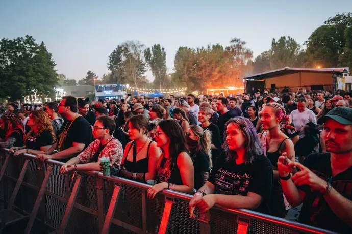 Közönség a HEALTH koncertjén a Sziget fesztiválon – Fotó: Kiss Viktor / Rockstar Photographers