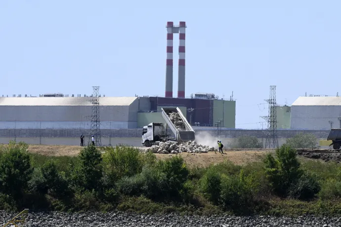 Munkagépek dolgoznak az MVM Paksi Atomerőmű hűtővízellátásának biztosítására tervezett fenékküszöb megemelésén, Dunaszentbenedek közeléből fotózva 2026. augusztus 13-án – Fotó: Máthé Zoltán / MTI