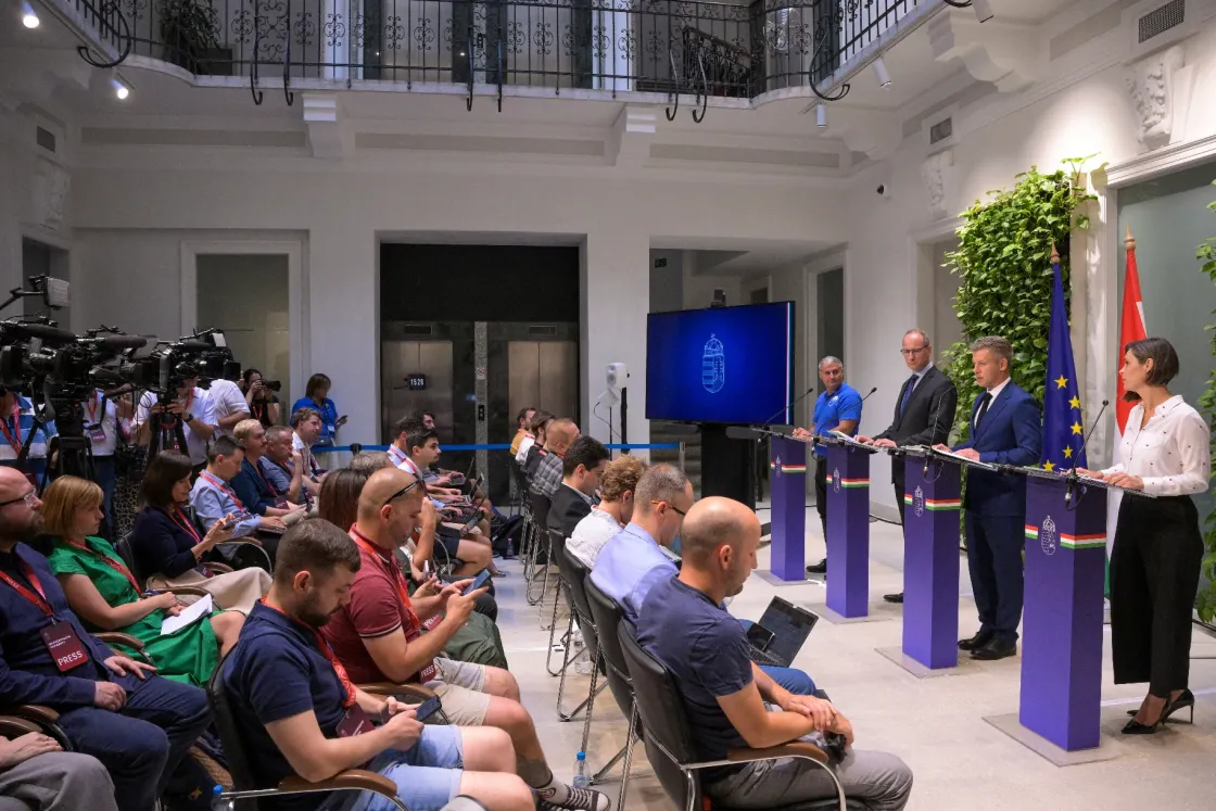 Nehezebb a fenékküszöb építése Paksnál, mint Dunakilitinél volt, majdnem 150 ezer köbméter követ mozgatnak meg