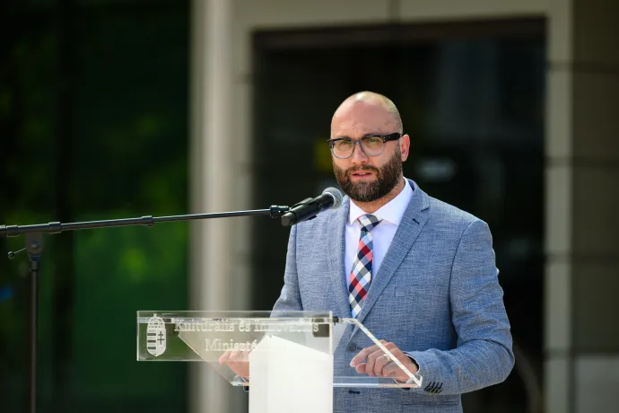 Fülöp Péter, a Magyar Teátrumi Társaság ügyvezető titkára az előadó-művészeti szervezetek támogatásáról a Nemzeti Színház előtt tartott sajtótájékoztatón 2025. július 31-én – Fotó: Vasvári Tamás / MTVA
