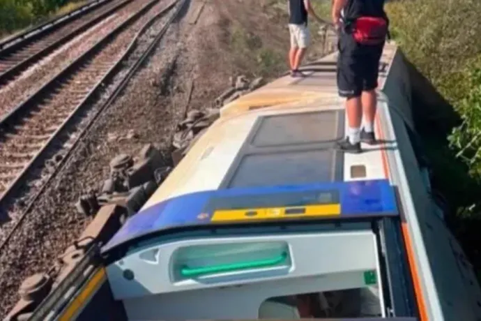 Kisiklott egy személyvonat Londontól 80 kilométerre, ketten súlyosan megsérültek