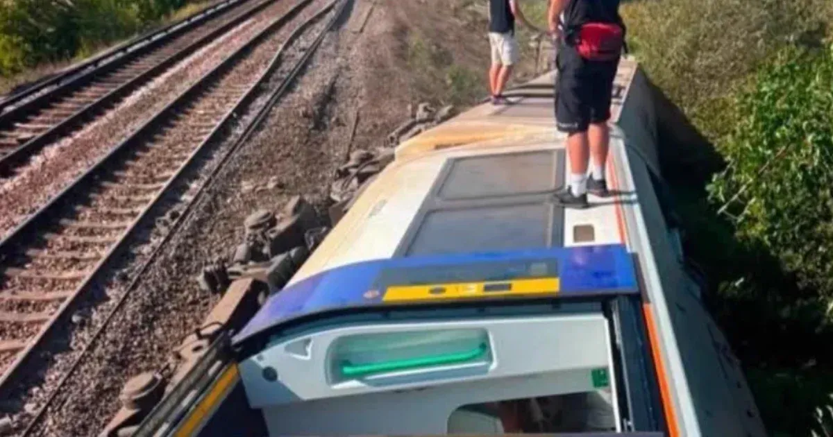 Kisiklott egy személyvonat Londontól 80 kilométerre, ketten súlyosan megsérültek