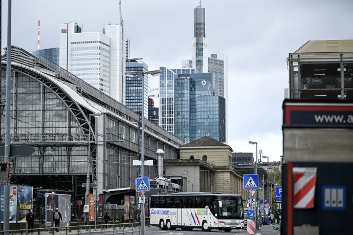 A vasút a legzöldebb, a busz a legpiacibb, mégis a repülést támogatják leginkább