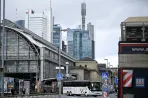 A vasút a legzöldebb, a busz a legpiacibb, mégis a repülést támogatják leginkább