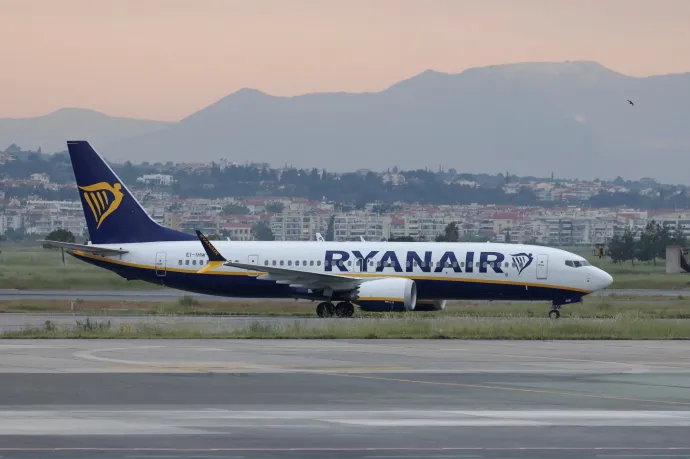 Leszakadt alkatrész törte be a Ryanair gépének ablakát, amikor egy utas majdnem kirepült út közben