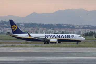 Leszakadt alkatrész törte be a Ryanair gépének ablakát, amikor egy utas majdnem kirepült út közben