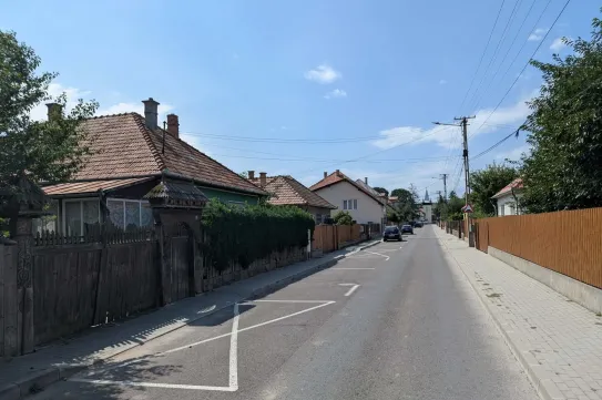 Kétemeletes tömbház nőne ki a házak közül Kézdivásárhely belvárosában, a lakók tiltakoznak
