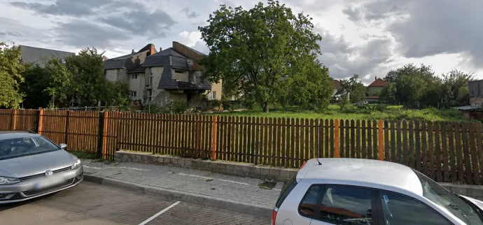 Üresen álló zöld terület a Fenyves utcában – Forrás: Google Térkép képernyőmentés