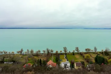 Kitartóak a húszmillióért árult balatonakarattyai nyaralók tulajdonosai