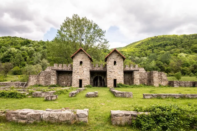 Az Arutela castrum régészeti lelőhely a felújítás előtt – Fotó: Hívogató Románia (România Atractivă)