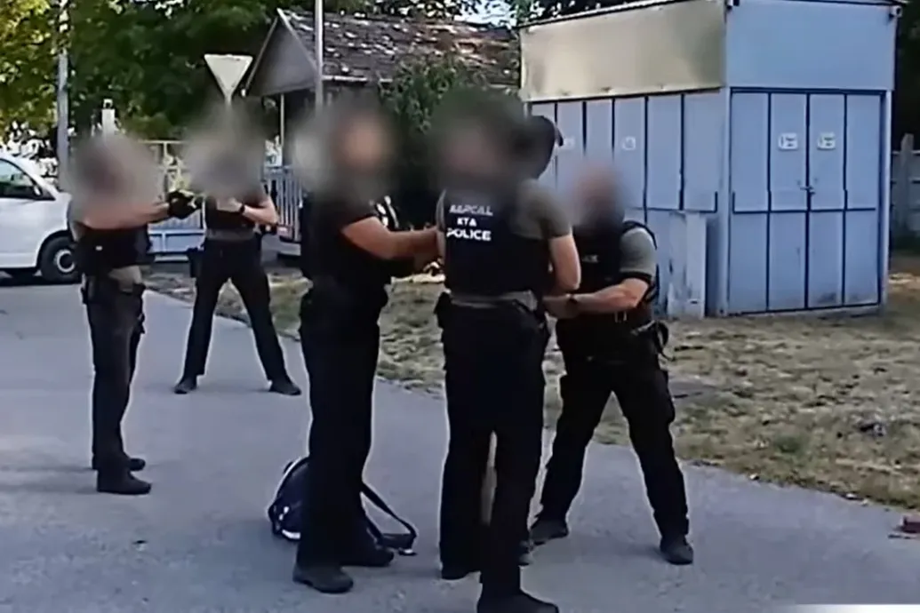 Rendőrökre és rendőrkutyára támadt egy férfi Komárom-Esztergomban, egyiküknek koponya-, másikuknak csípőzúzódást okozott