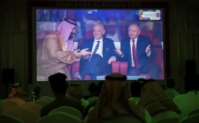 Egy szurkolói sátor kivetítőjén Mohamed bin Szalmán szaúdi koronaherceg, Gianni Infantino és Vlagyimir Putyin az oroszországi világbajnokság A csoportjának Oroszország–Szaúd-Arábia-mérkőzésén, 2018. június 14-én – Fotó: Fayez Nureldine / AFP