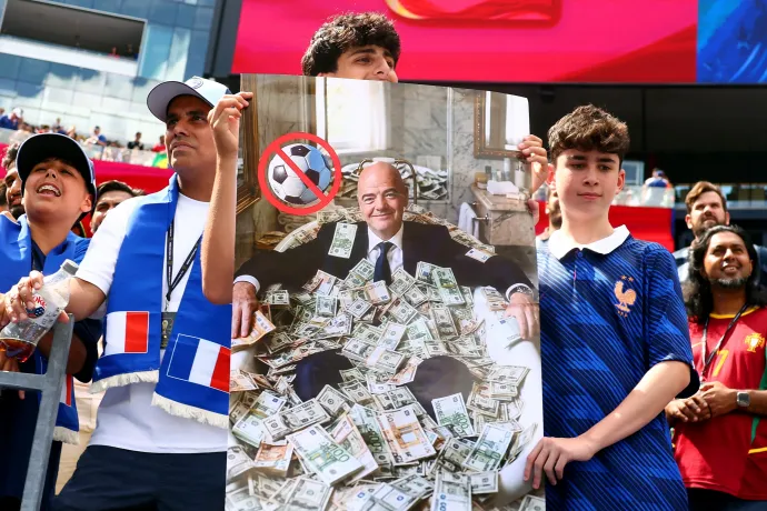 Francia szurkolók egy Gianni Infantino FIFA-elnököt ábrázoló poszterrel, a 2026-os FIFA-világbajnokság negyeddöntőjének Franciaország–Marokkó-mérkőzésén, 2026. július 9-én – Fotó: Chris Brunskill / Fantasista / Getty Images