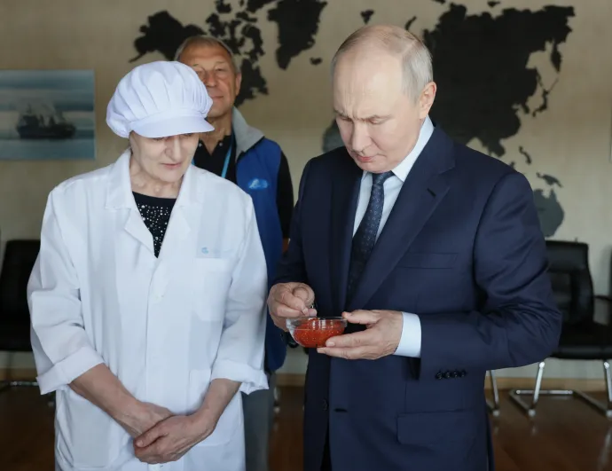 Vlagyimir Putyin orosz elnök látogatást tesz a Jasznij halfeldolgozó üzemben a szahalini régióhoz tartozó Iturupon, 2026. augusztus 13-án – Fotó: Gavriil Grigorov / Orosz elnöki sajtószolgálat / Szputnyik / EPA / MTI