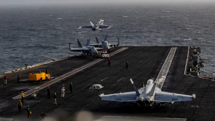 F/A-18E Super Hornet harci gép felszállás előtt a USS Abraham Lincoln fedélzetén 2026. július 31-én – Fotó: U.S. Navy / Reuters