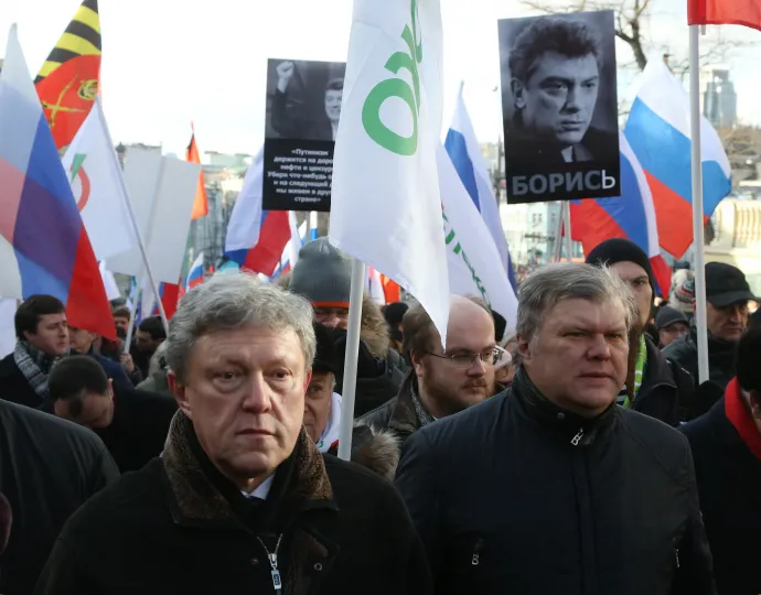A Jabloko vezetői, Grigorij Javlinszkij és Szergej Mitrohin a Borisz Nyemcov meggyilkolásának évfordulóján tartott tüntetésen Moszkvában, 2016. február 17-én – Fotó: Mikhail Svetlov / Getty Images