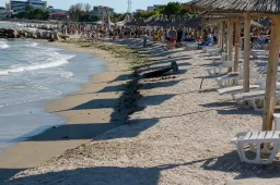 A román csendőrökkel kezdtek balhézni a turisták, miután kisodródott drónroncsok miatt lezárták a tengerpartot