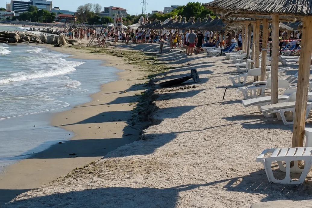 A román csendőrökkel kezdtek balhézni a turisták, miután kisodródott drónroncsok miatt lezárták a tengerpartot