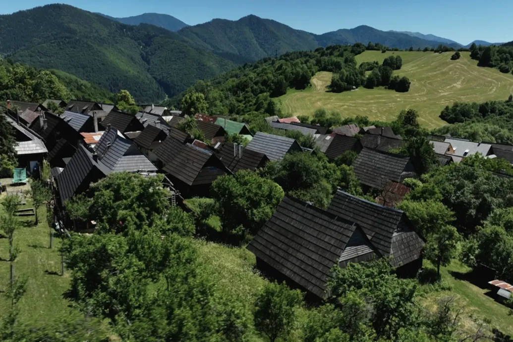 Csak tucatnyian élnek ebben a kis szlovák faluban, de évente százezer turista látogat ide