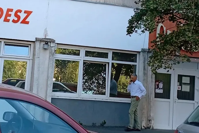 Lázár János a szombathelyi Fidesz-iroda előtt 2026. augusztus 13-án – Fotó: Olvasói Fotó / Ugytudjuk.hu
