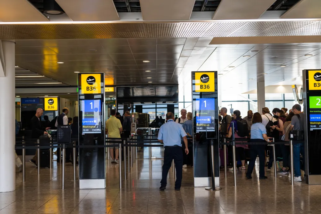 Csőtörés miatt lezárták a Heathrow repülőtérre vezető utat, autóval nem lehet megközelíteni két terminált