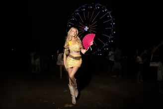 Zara Larsson delfinjei közt, tangapapucsban és Adidas shortban divatozott az idei Sziget