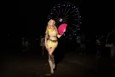 Zara Larsson delfinjei közt, tangapapucsban és Adidas shortban divatozott az idei Sziget