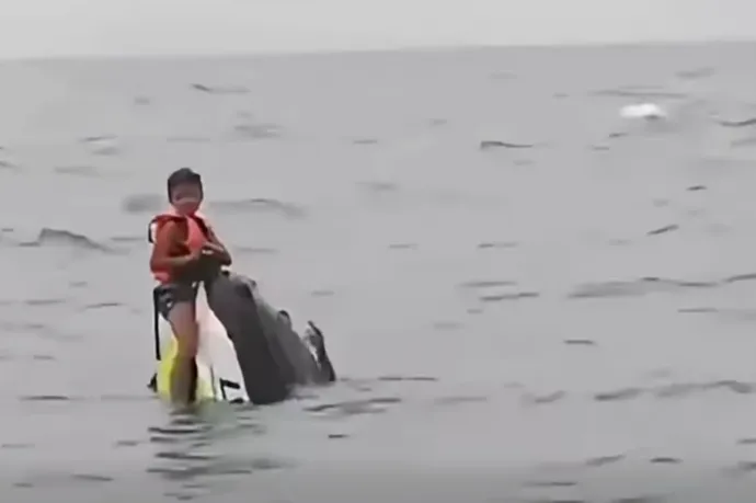 16 órán át kapaszkodott a felborult jet-skibe két kisfiával a nyílt vízen egy apa Thaiföld partjainál
